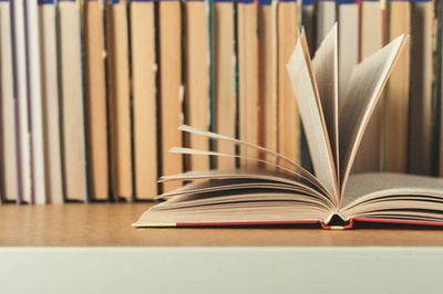 作文与书在桌、读书和教育概念