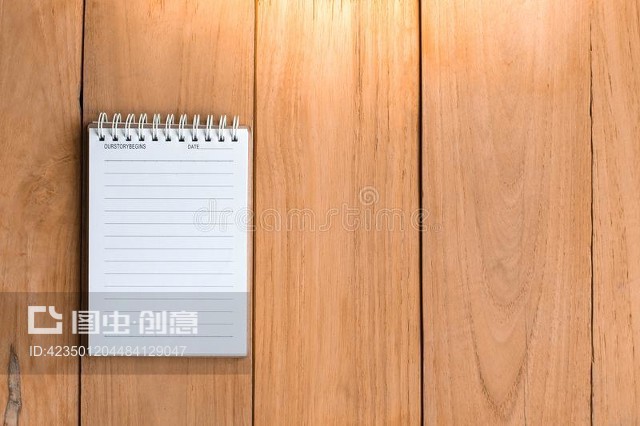 木板背景上带铅笔的记事本。使用壁纸用于教育、商业照片。记下产品的书籍Notepad with pencil on wood board background.using wallpaper for education, business photo.Take note of the product for book with